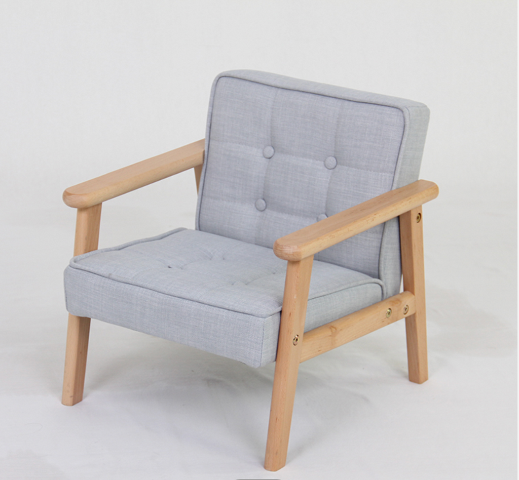 Scaun din lemn, tapitat pentru copii